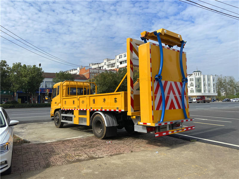 守護生命與安全的移動屏障 100k高速專用防撞車、東風安全防撞車、天錦防撞緩沖車與救護車的綜合解析