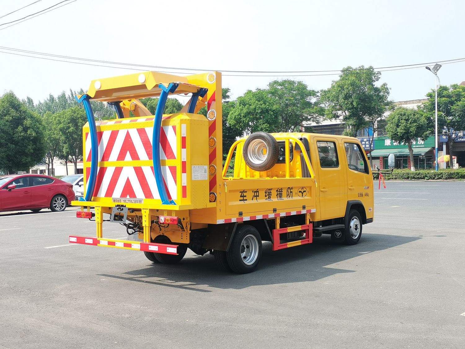 福田領(lǐng)航70K防撞緩沖車 資質(zhì)齊全、質(zhì)量過硬的專業(yè)道路守護者